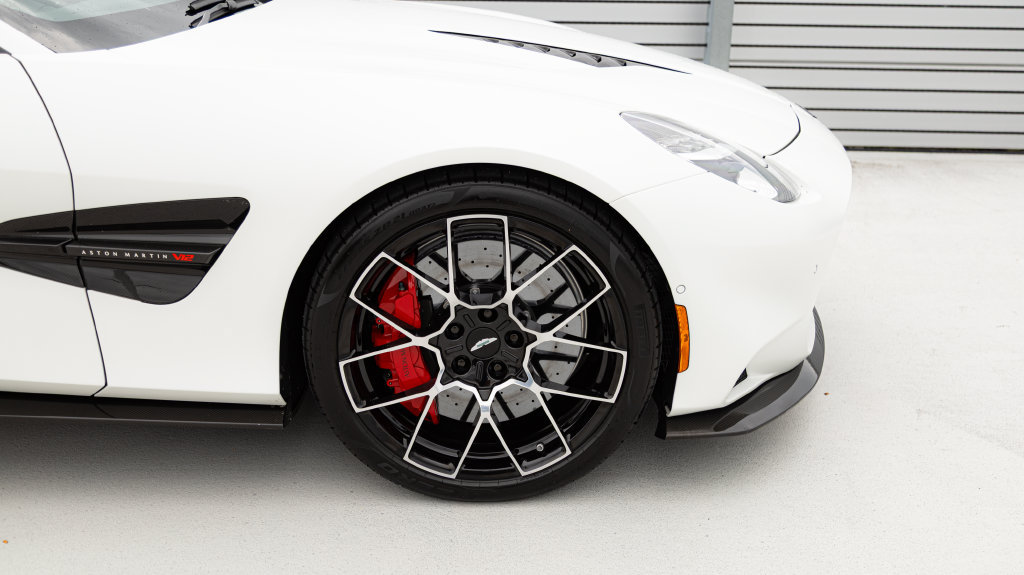 Used 2025 Aston Martin Vanquish RWD image 34