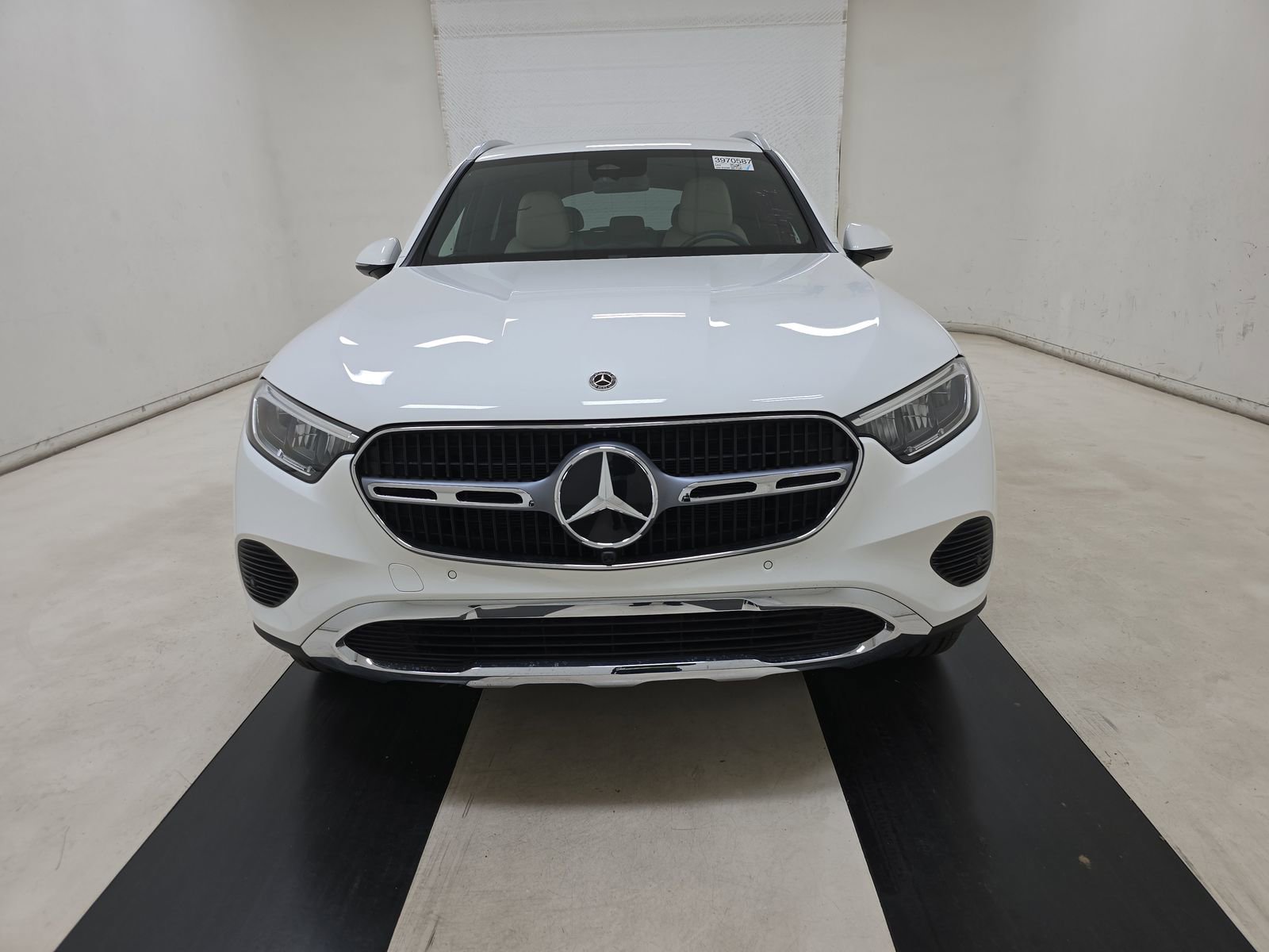 Used 2025 Mercedes-Benz GLC 350e 4MATIC image 2