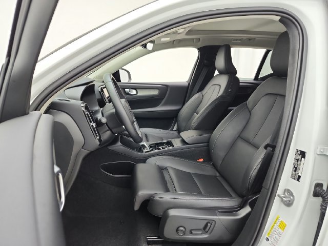Certified 2025 Volvo XC40 B5 Ultra AWD/4WD image 29