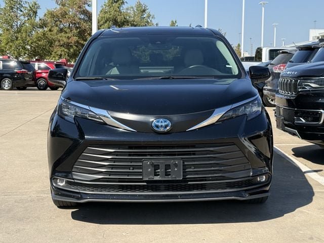 Used 2025 Toyota Sienna XLE FWD image 8
