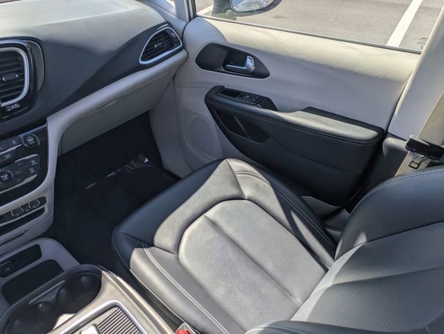 Used 2024 Chrysler Pacifica Touring-L image 19