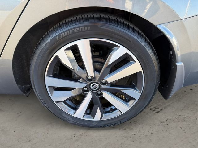 Used 2021 Nissan Versa SR w/ Convenience Package image 7