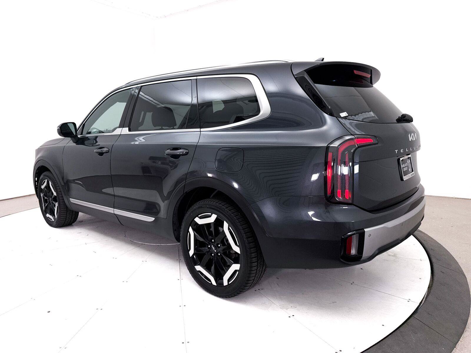 Used 2024 Kia Telluride EX w/ EX Captain's Chair Package AWD/4WD image 18