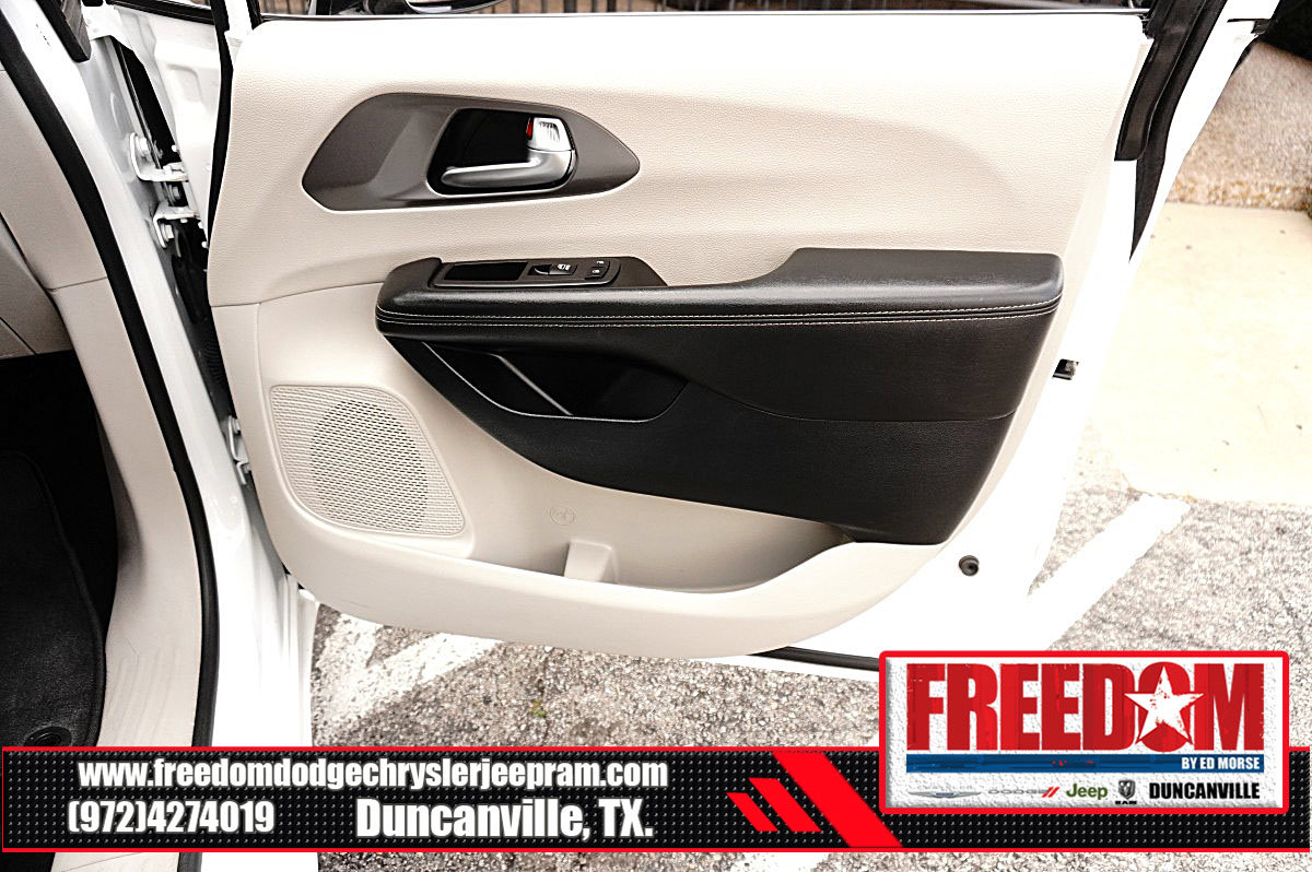 Used 2024 Chrysler Pacifica Touring-L FWD image 40