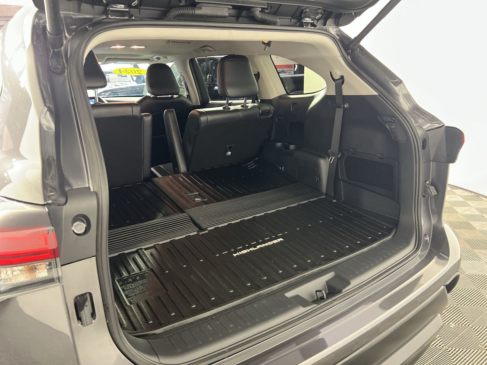 Used 2024 Toyota Highlander XLE AWD/4WD image 26