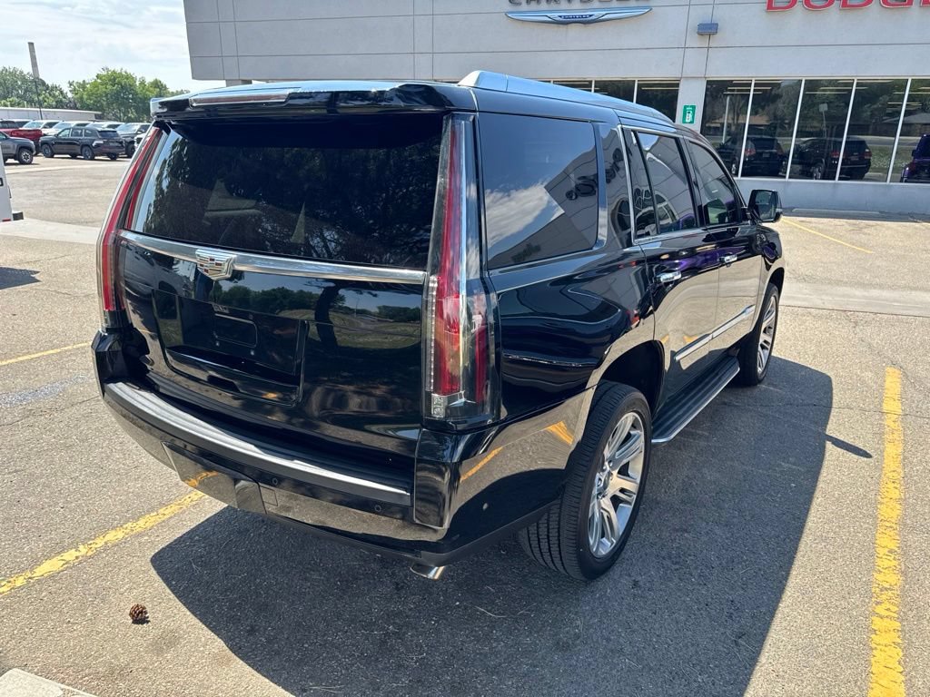 Used 2017 Cadillac Escalade Luxury AWD/4WD image 4