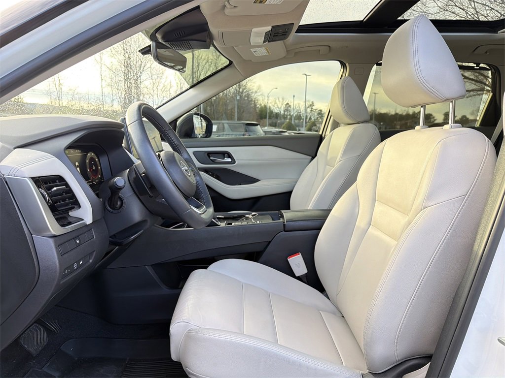 Used 2024 Nissan Rogue SL w/ SL Premium Package image 16