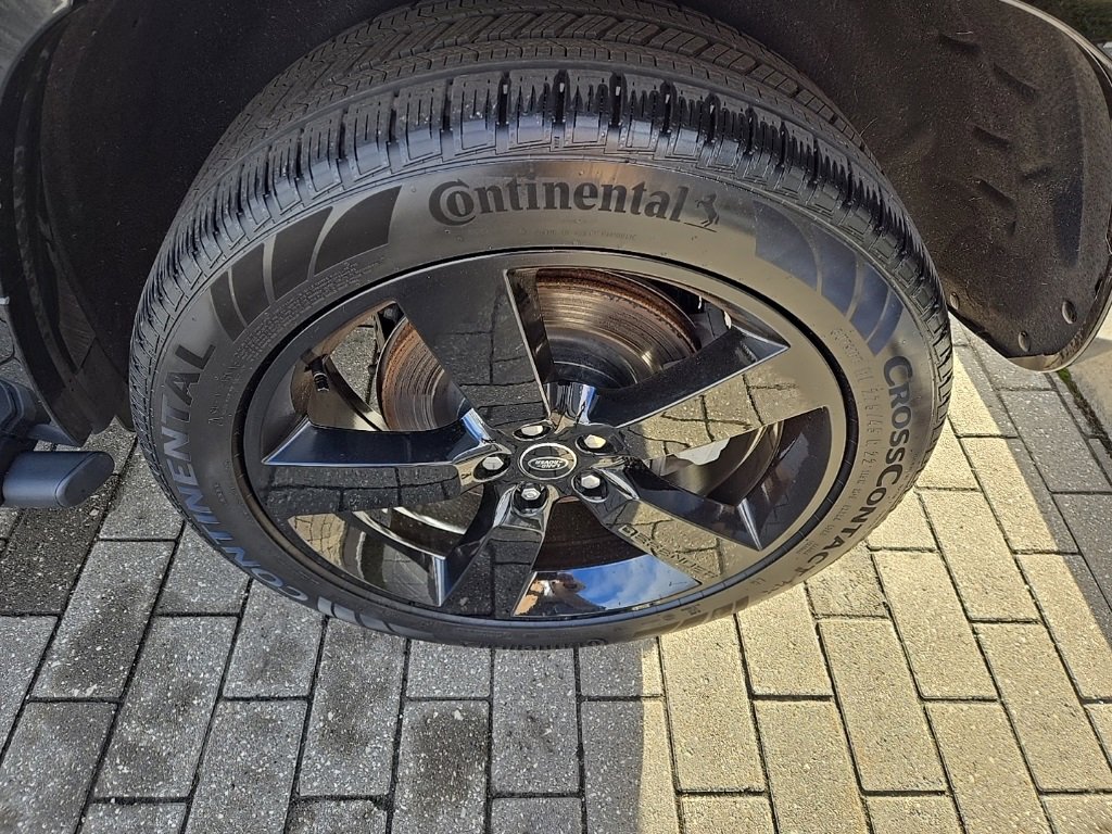 Used 2024 Land Rover Defender 110 X-Dynamic SE image 9