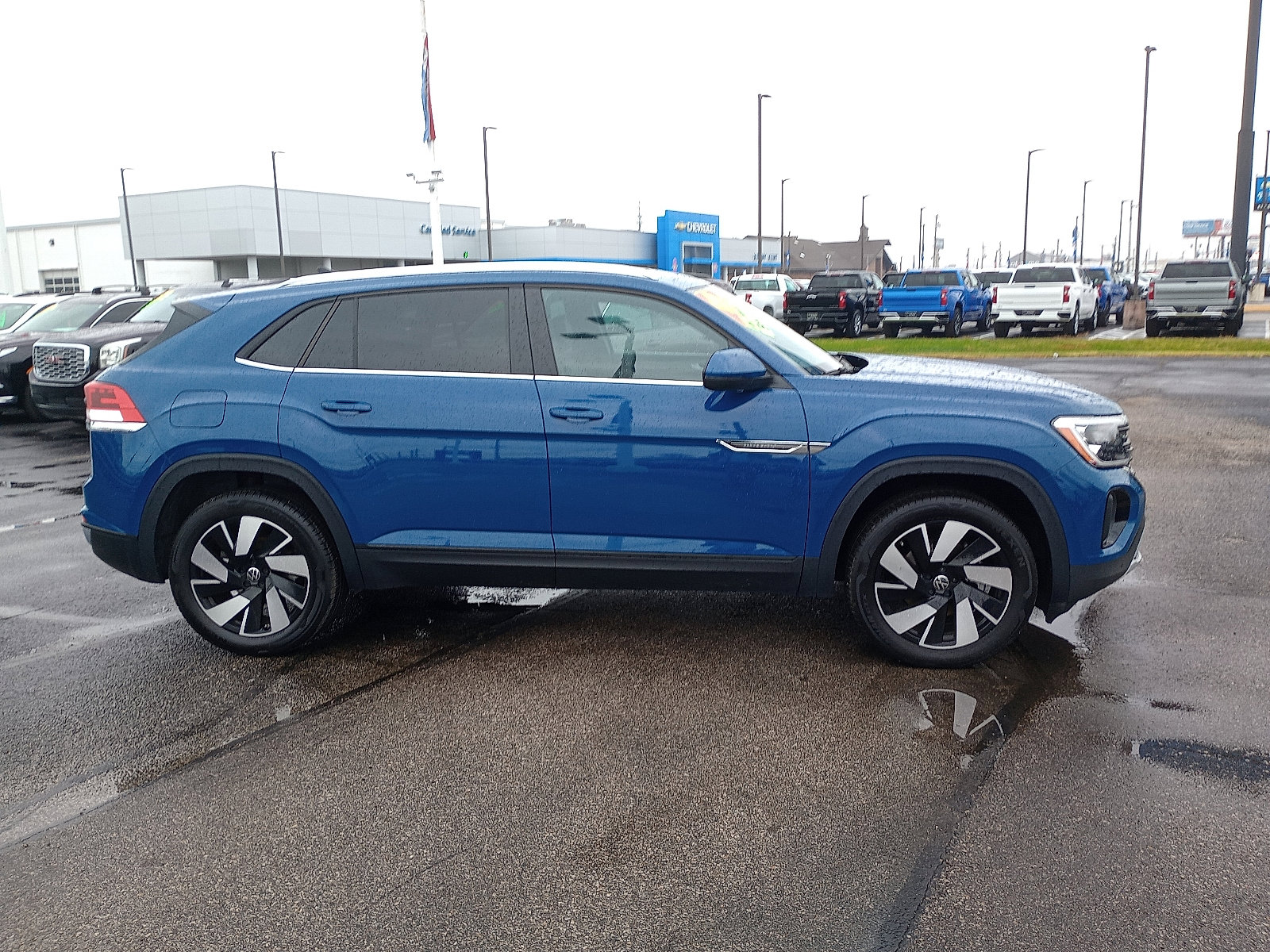 Used 2025 Volkswagen Atlas Cross Sport SE image 2