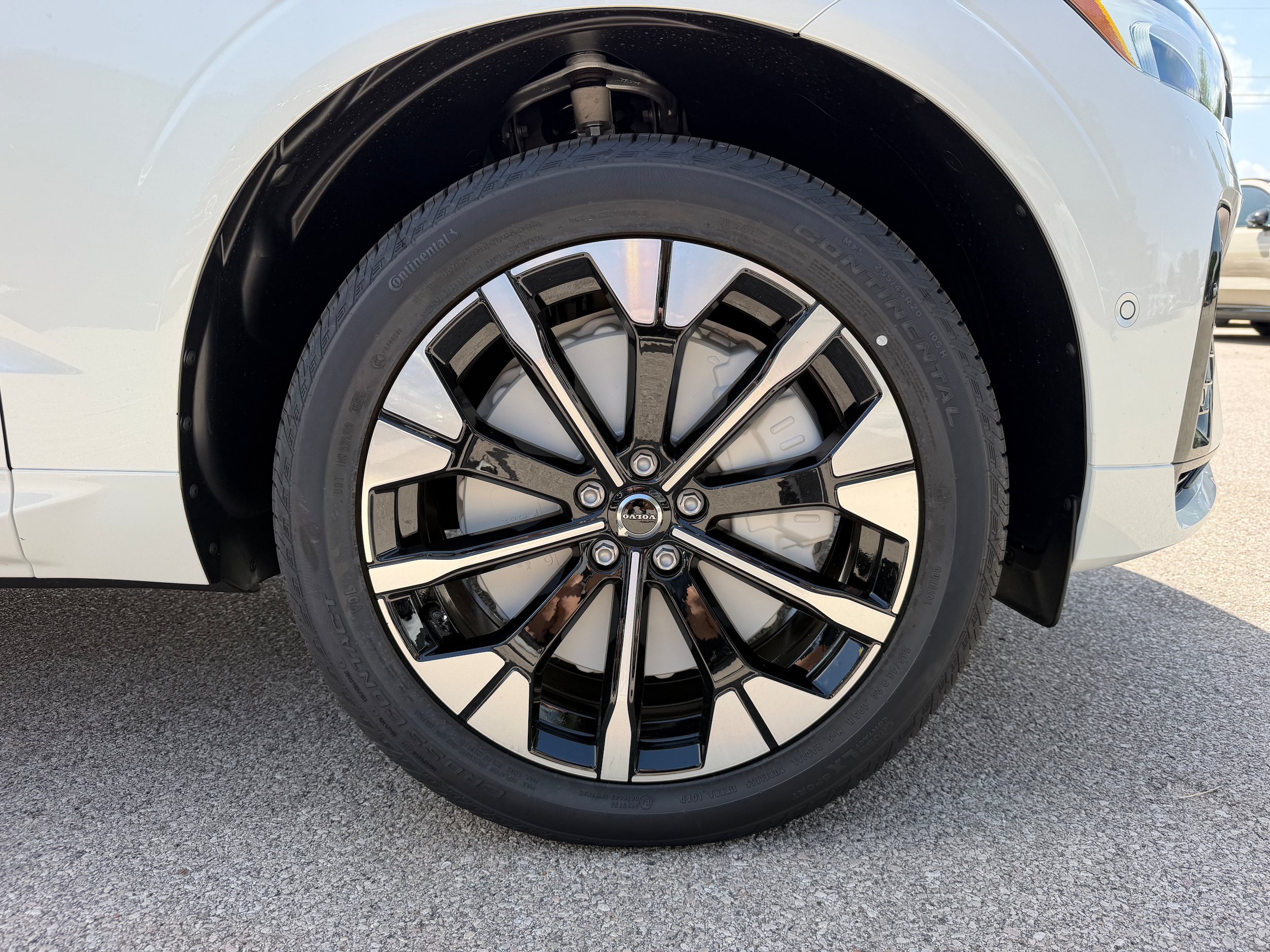 New 2026 Volvo XC60 T8 Plus w/ Climate Package AWD/4WD image 7