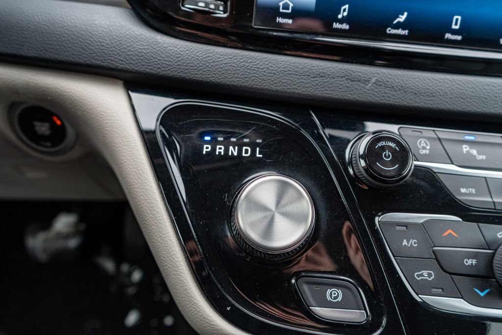 Used 2023 Chrysler Pacifica Touring-L image 39