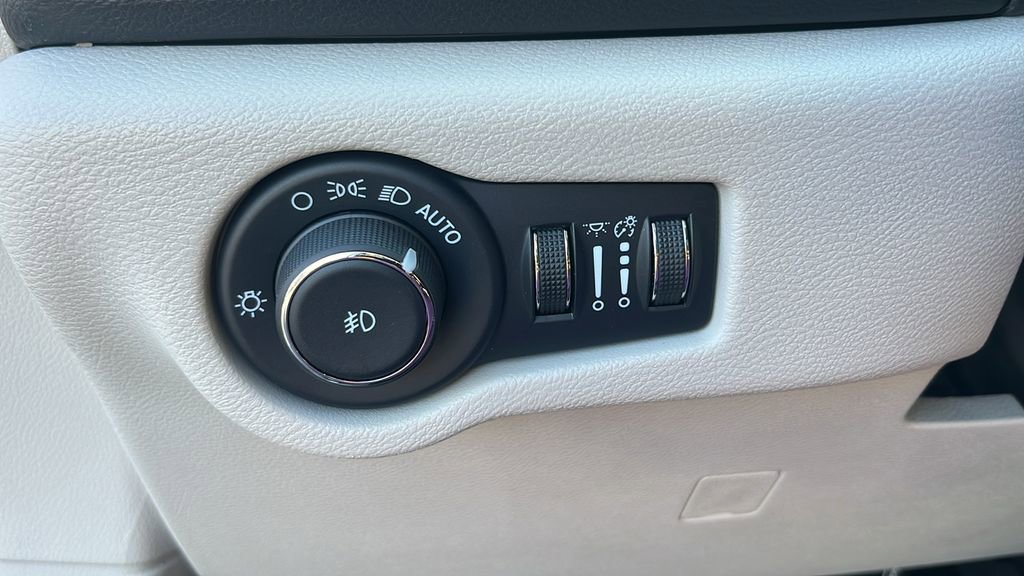 Used 2024 Chrysler Pacifica Touring-L image 14