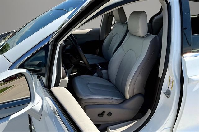 Used 2018 Chrysler Pacifica Touring-L FWD image 19