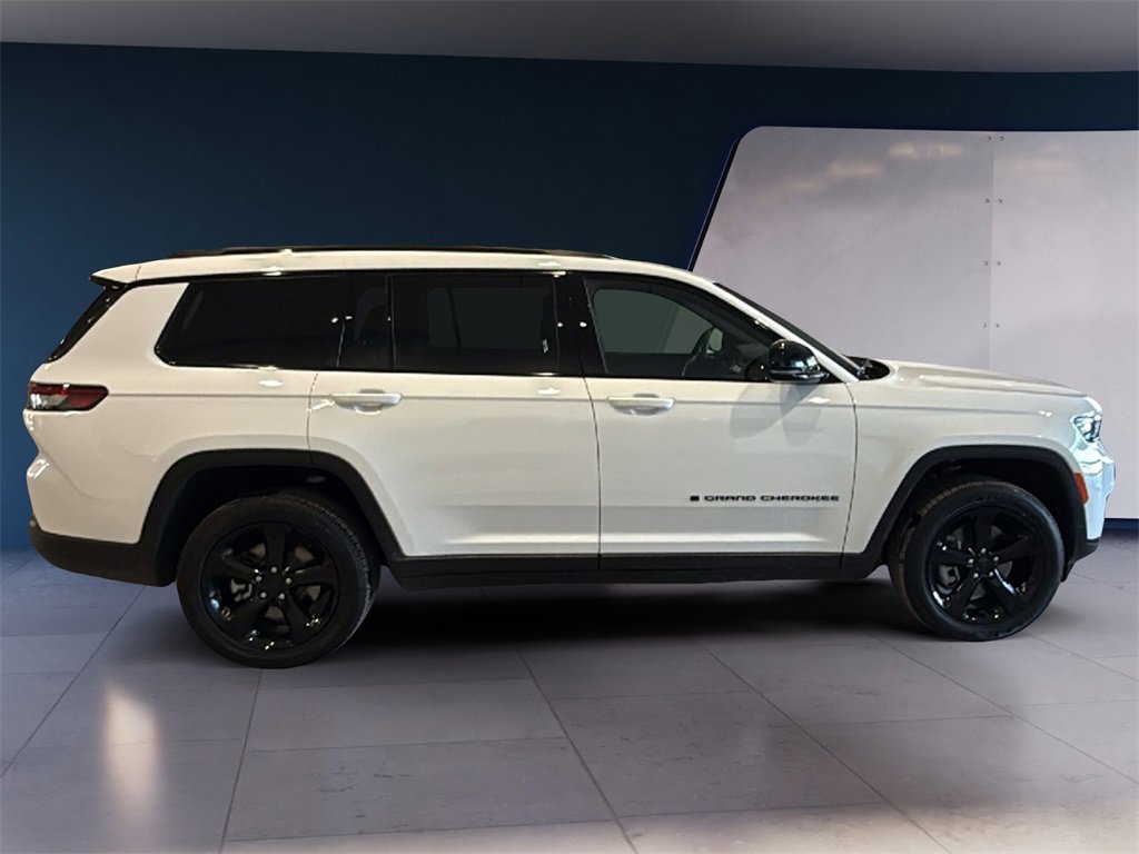 Used 2025 Jeep Grand Cherokee L Altitude image 8