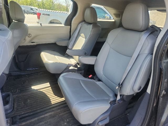 Used 2021 Toyota Sienna XLE w/ XLE Plus Package FWD image 12