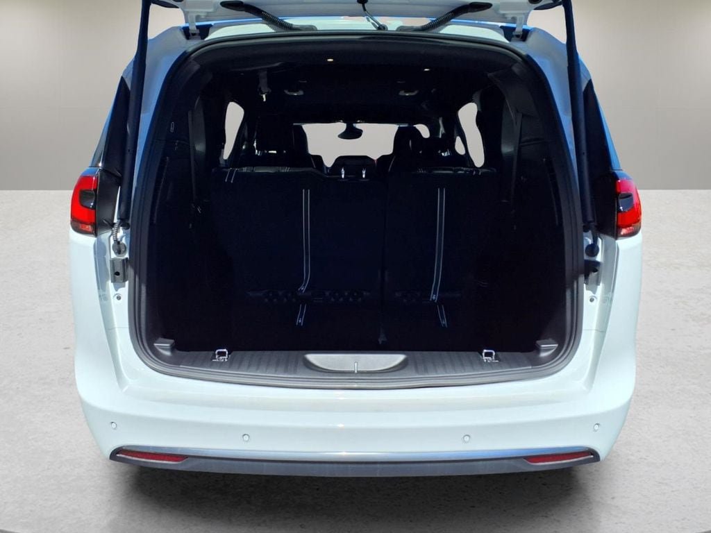 New 2027 Chrysler Pacifica Select AWD/4WD image 10