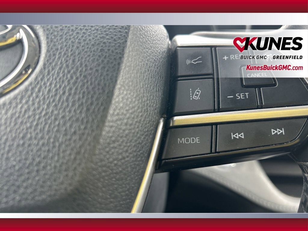 Used 2023 Toyota Highlander LE image 25
