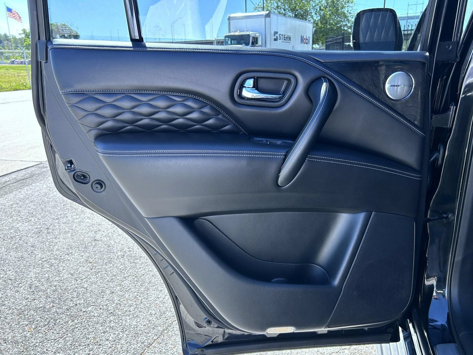 Used 2024 INFINITI QX80 Sensory w/ Cargo Package AWD/4WD image 17