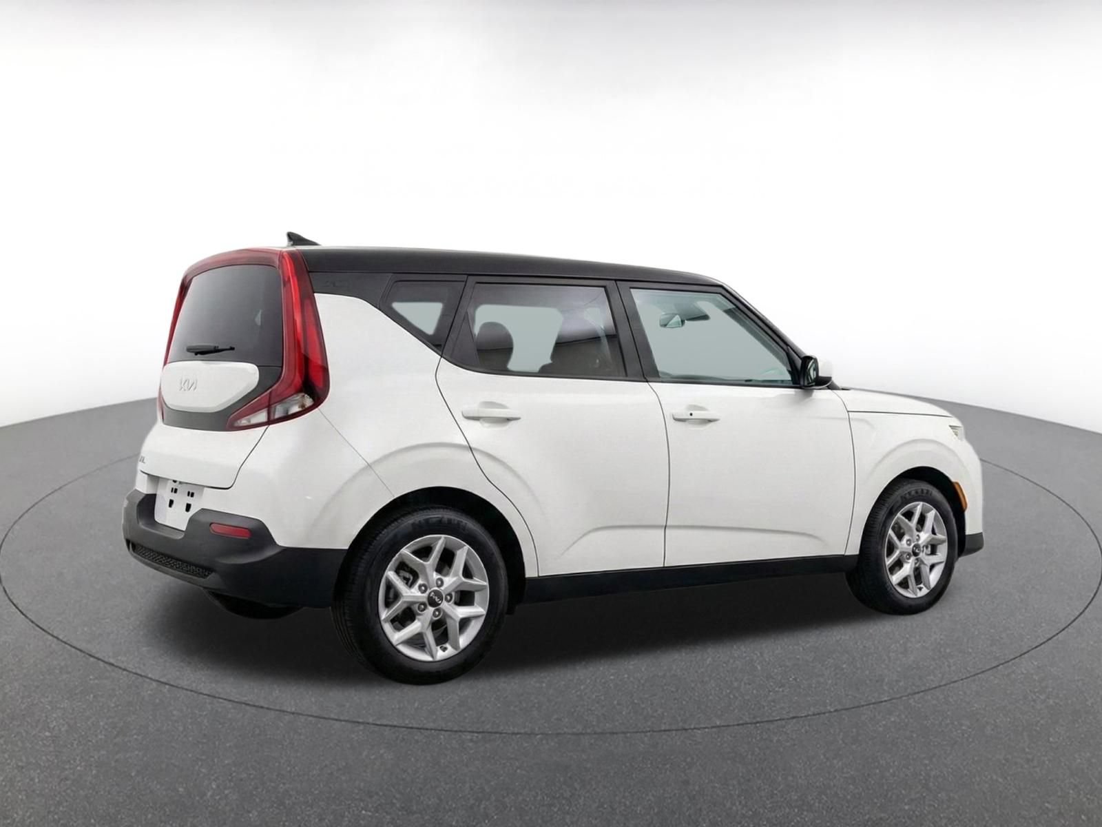 Used 2025 Kia Soul LX w/ LX Technology Package FWD image 10