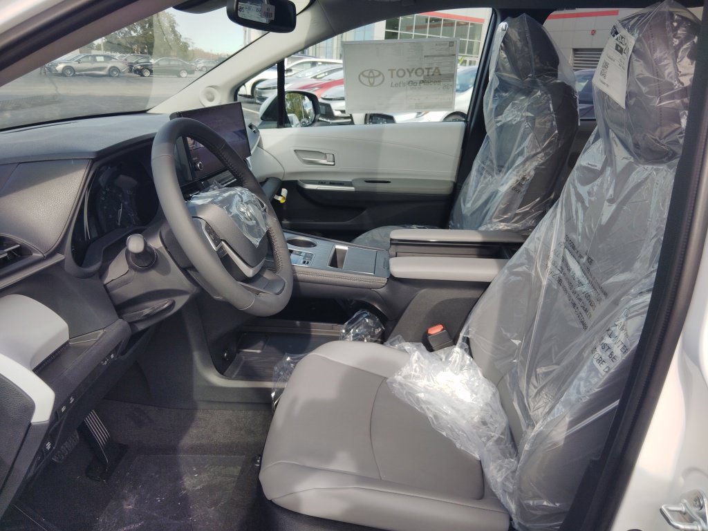 New 2026 Toyota Sienna XLE AWD/4WD image 6