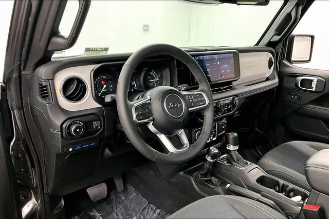 Used 2025 Jeep Wrangler Unlimited Sahara AWD/4WD image 17