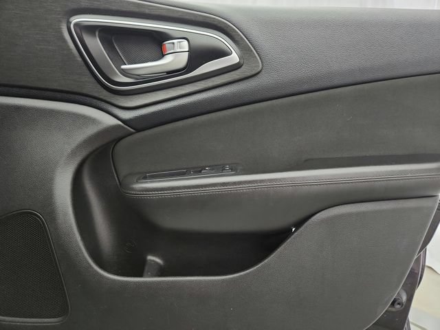Used 2016 Chrysler 200 Limited w/ Anniversary Edition FWD image 25