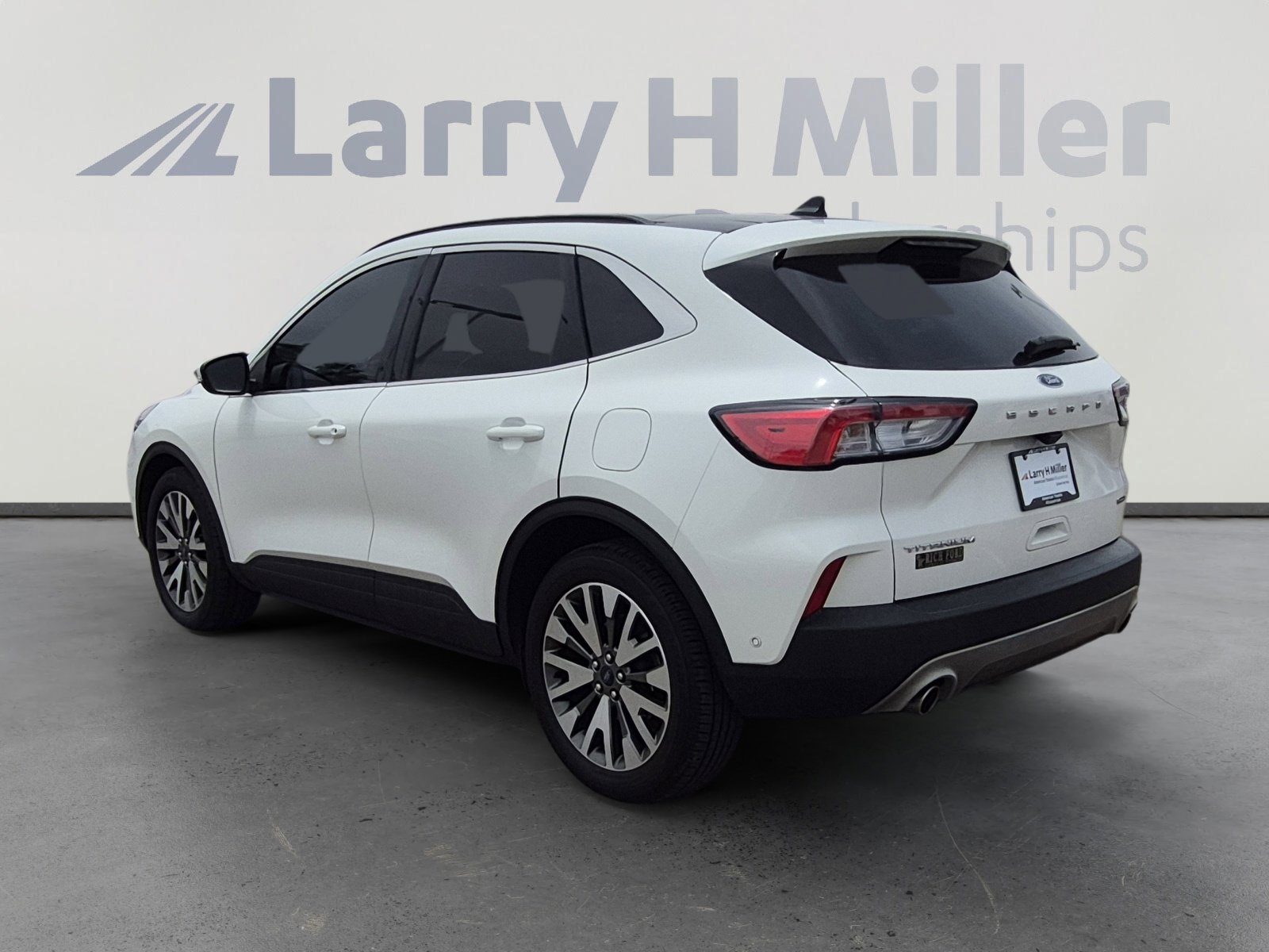 Used 2020 Ford Escape Titanium w/ Titanium Premium Package 2.0 AWD/4WD image 3