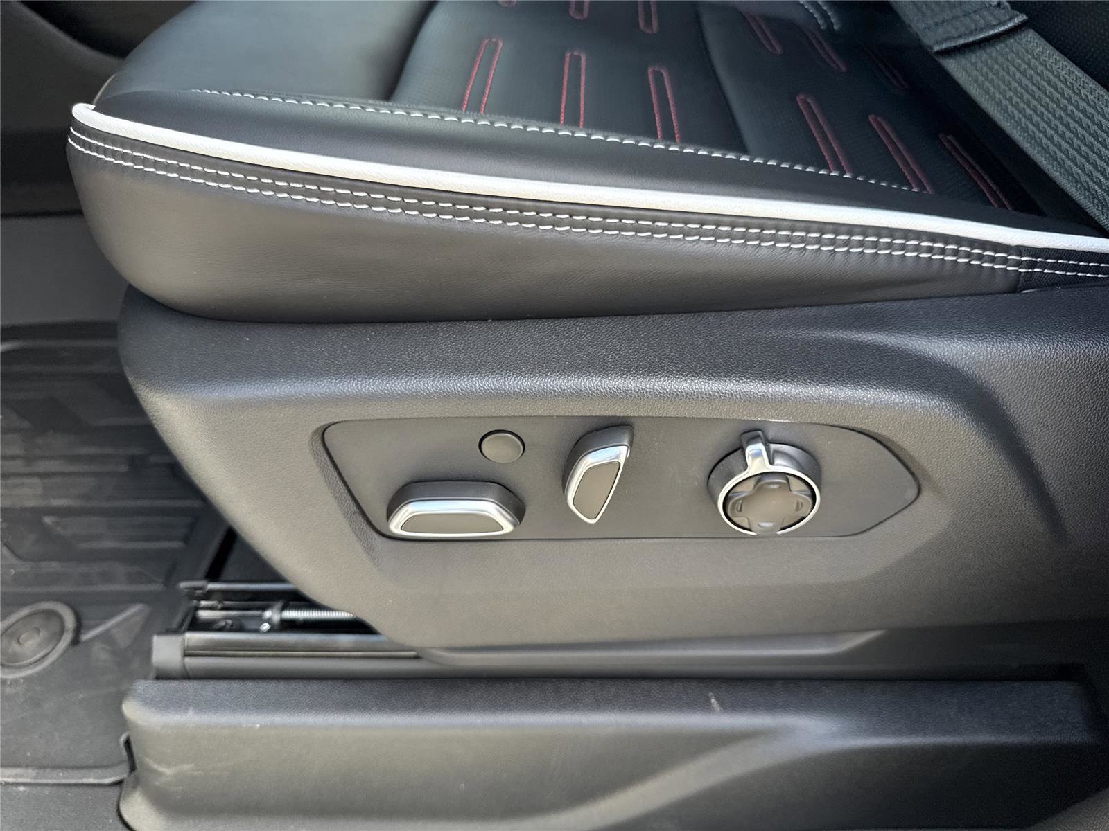 New 2026 GMC Yukon AT4 Ultimate w/ LPO, Floor Liner Package AWD/4WD image 32