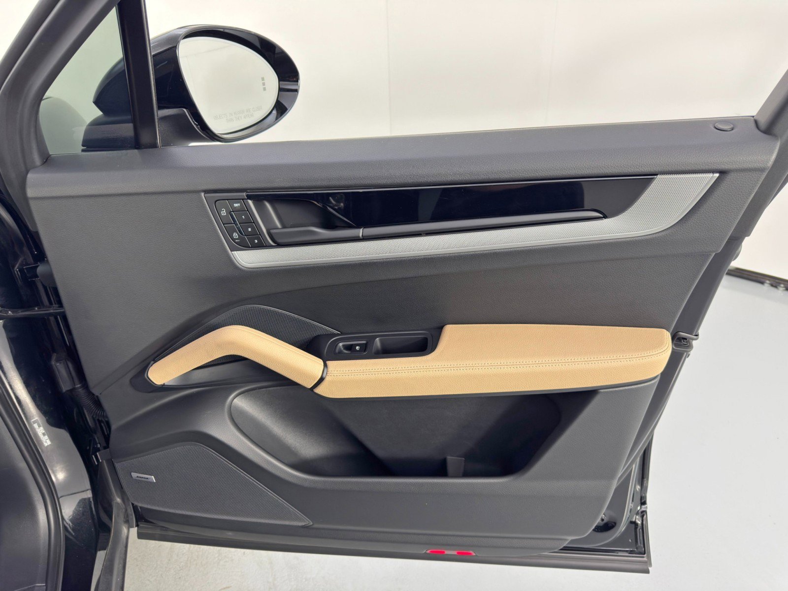 Used 2024 Porsche Cayenne w/ Sport Chrono Package image 44