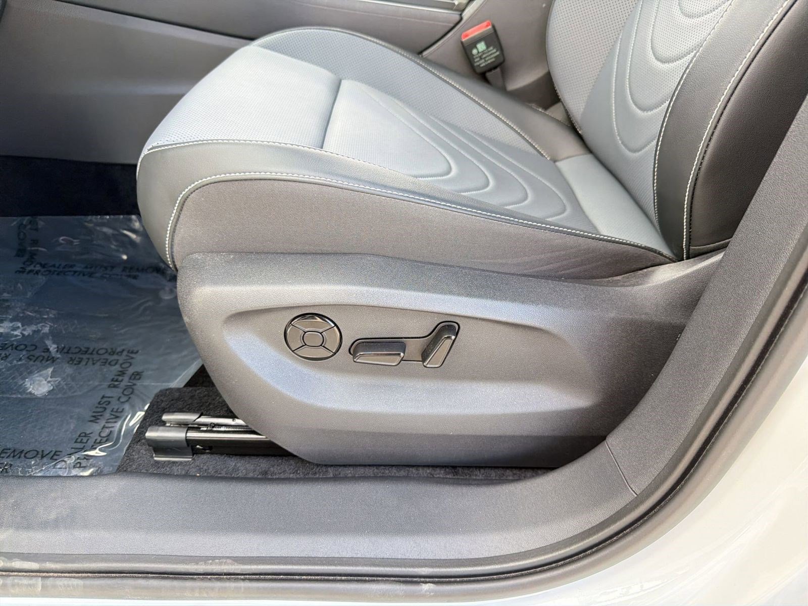 Used 2025 Volkswagen Tiguan SE R-Line image 14