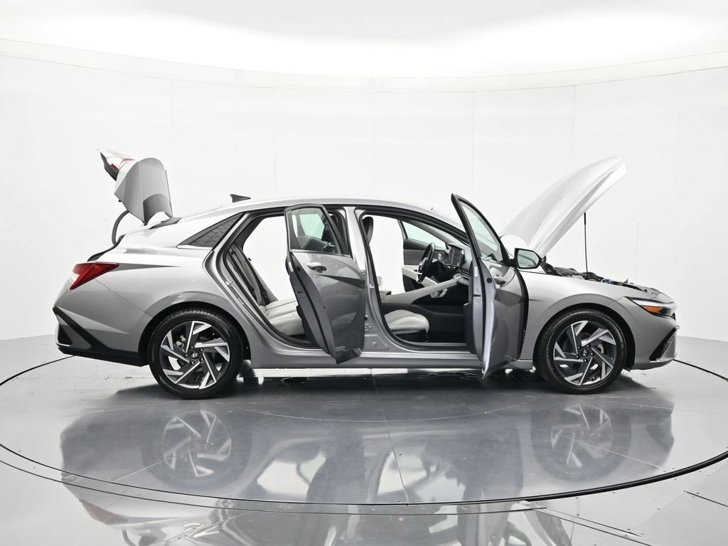 Used 2025 Hyundai Elantra Limited FWD image 50