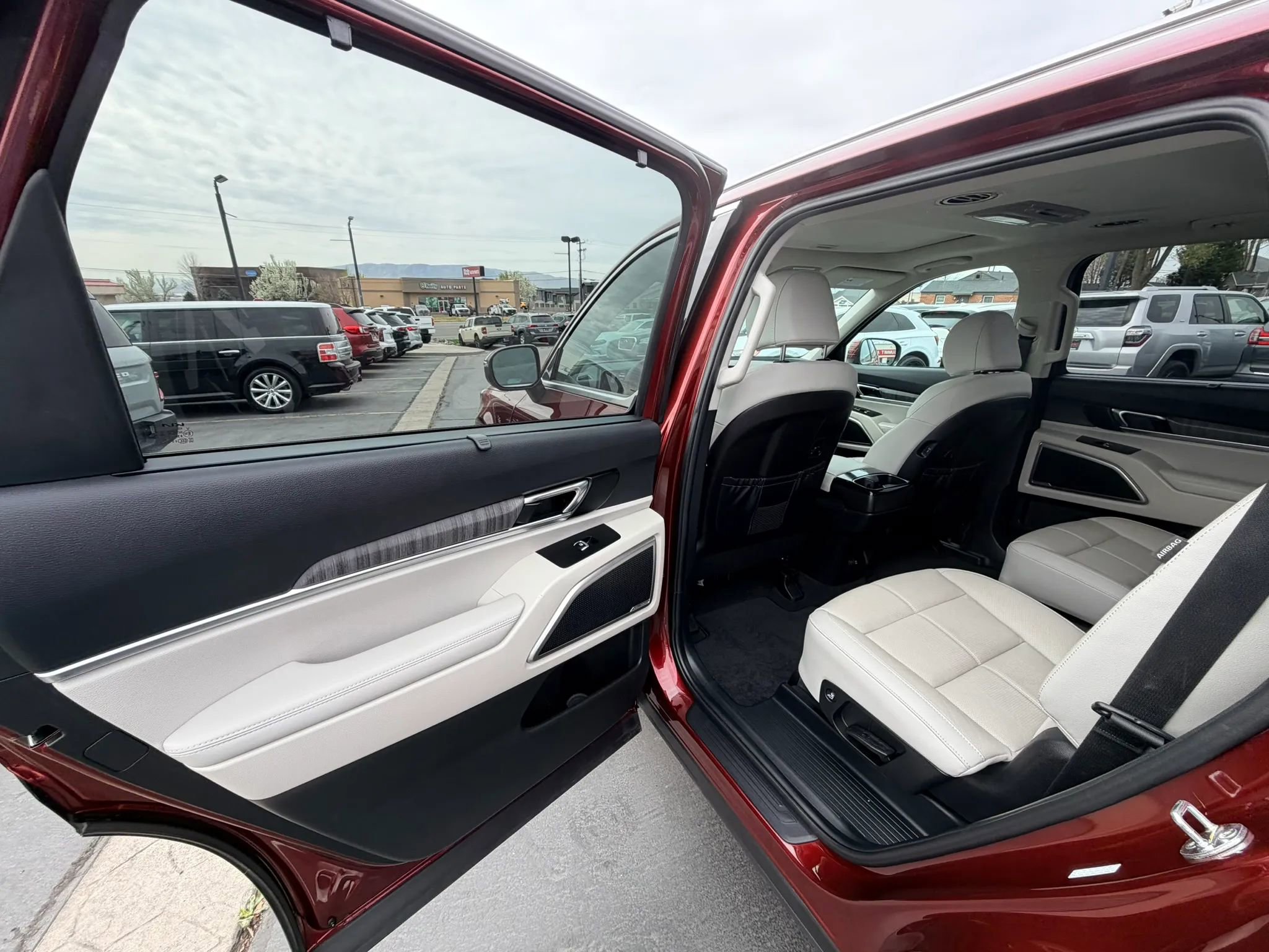 Used 2024 Kia Telluride EX w/ EX Captain's Chair Package image 25