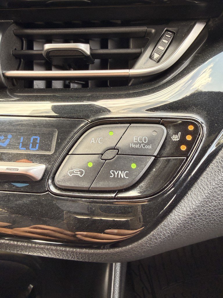 Used 2018 Toyota C-HR XLE FWD image 28