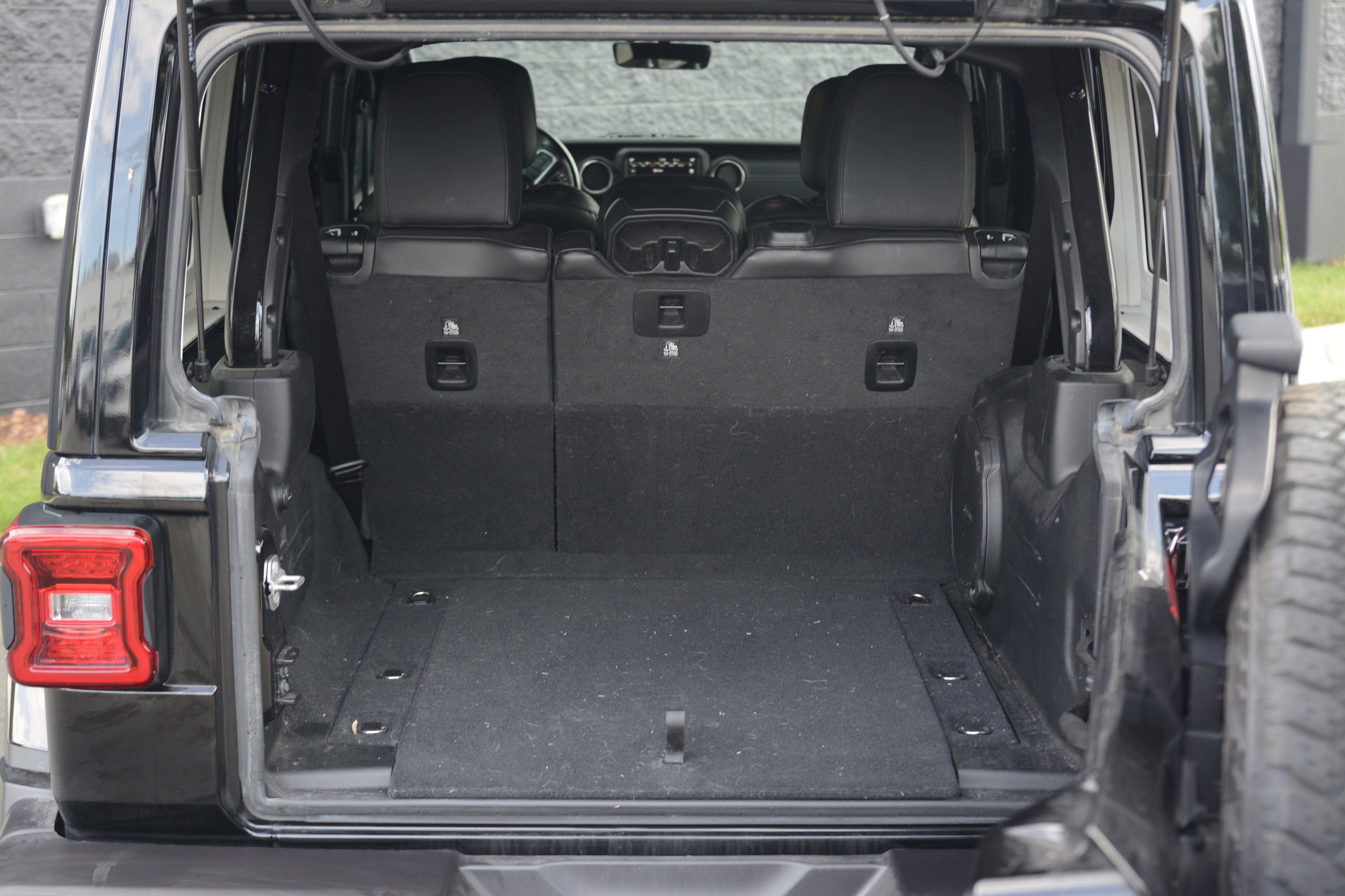 Used 2020 Jeep Wrangler Unlimited Sahara AWD/4WD image 35
