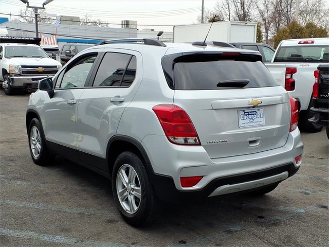 Used 2022 Chevrolet Trax LT w/ LT Convenience Package image 4