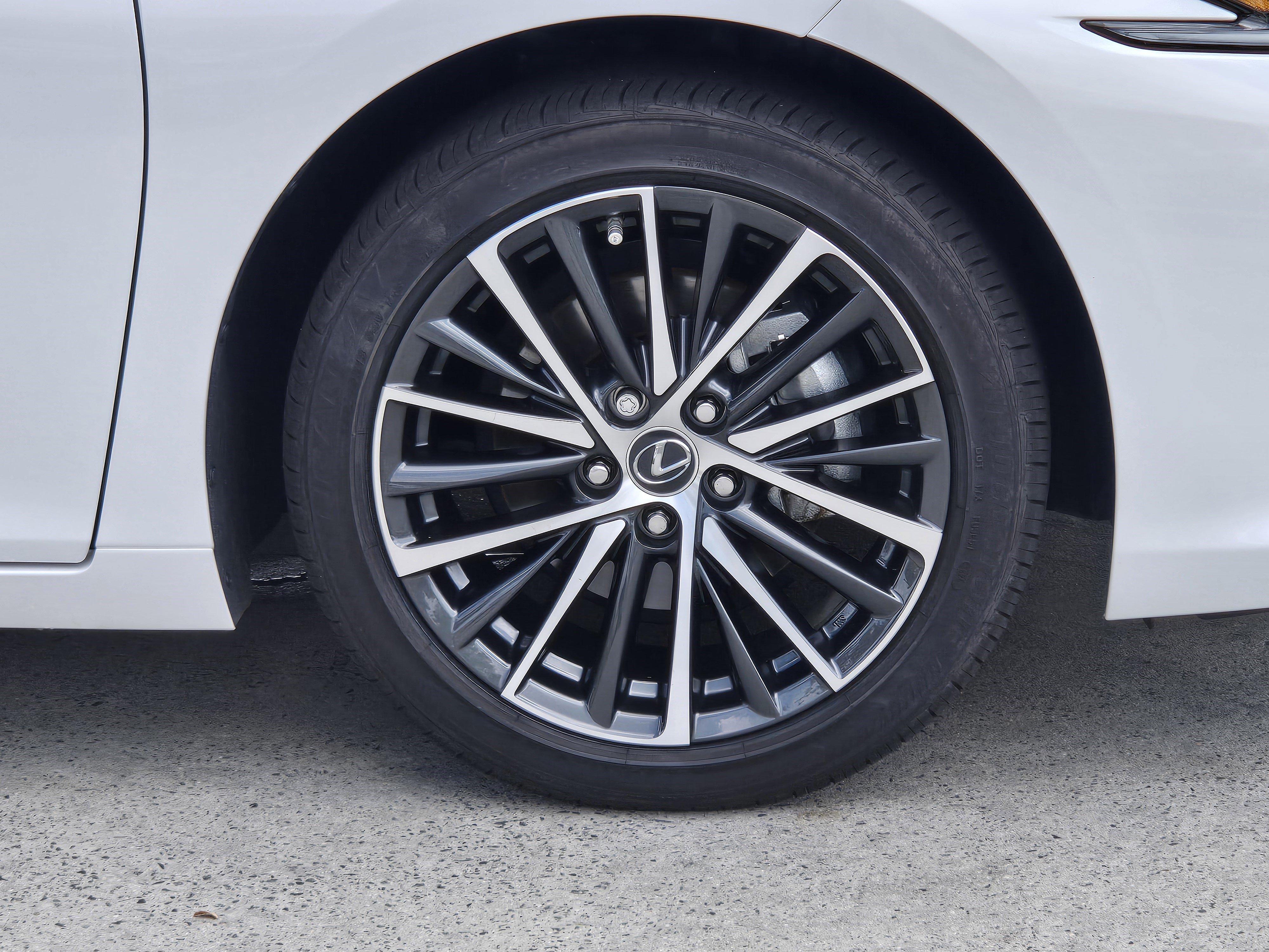 Used 2025 Lexus ES 350 w/ Premium Package FWD image 10