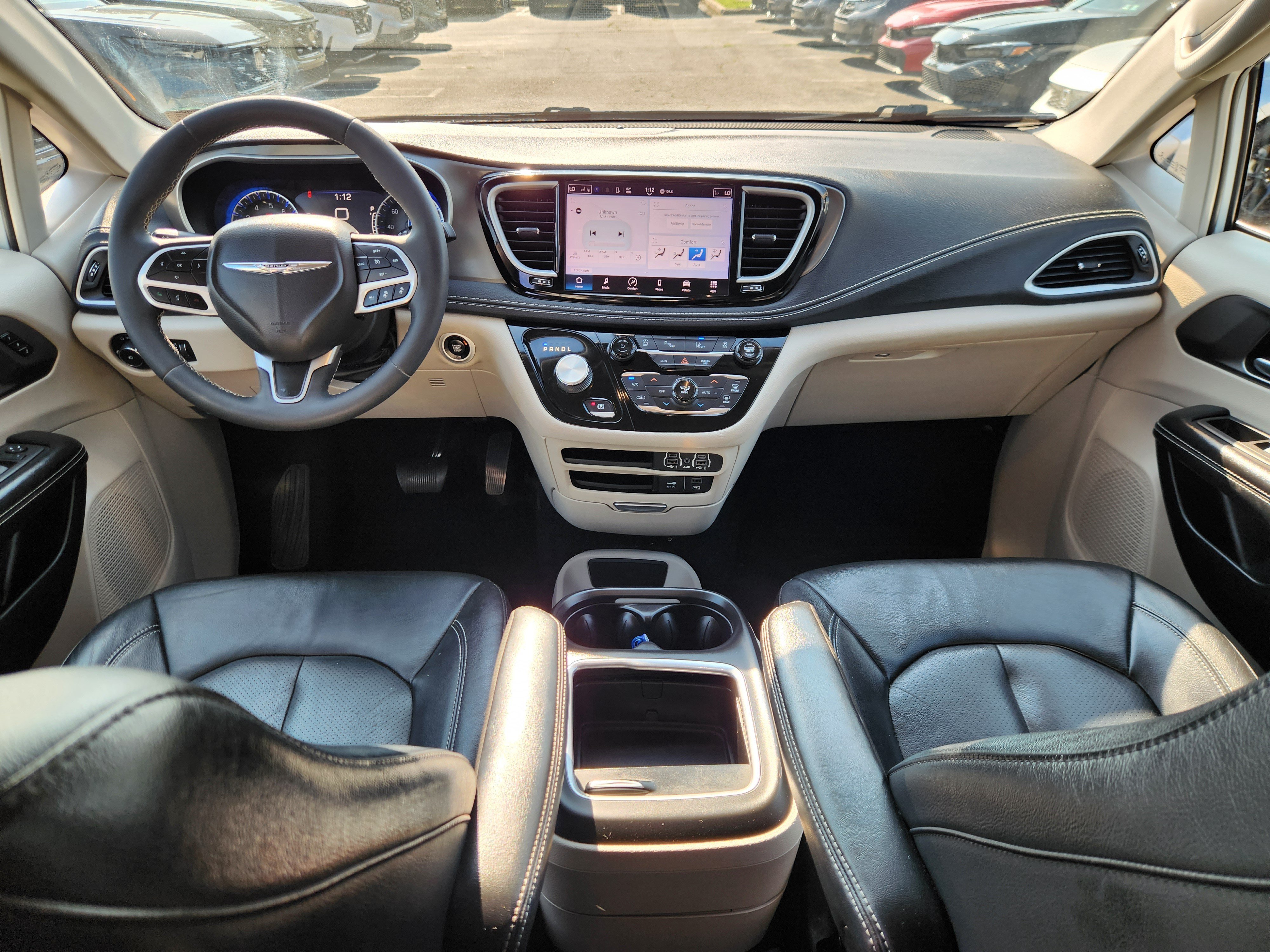 Used 2022 Chrysler Pacifica Touring-L FWD image 8