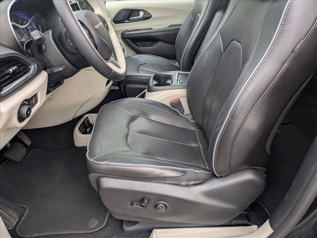 Used 2020 Chrysler Pacifica Limited FWD image 17