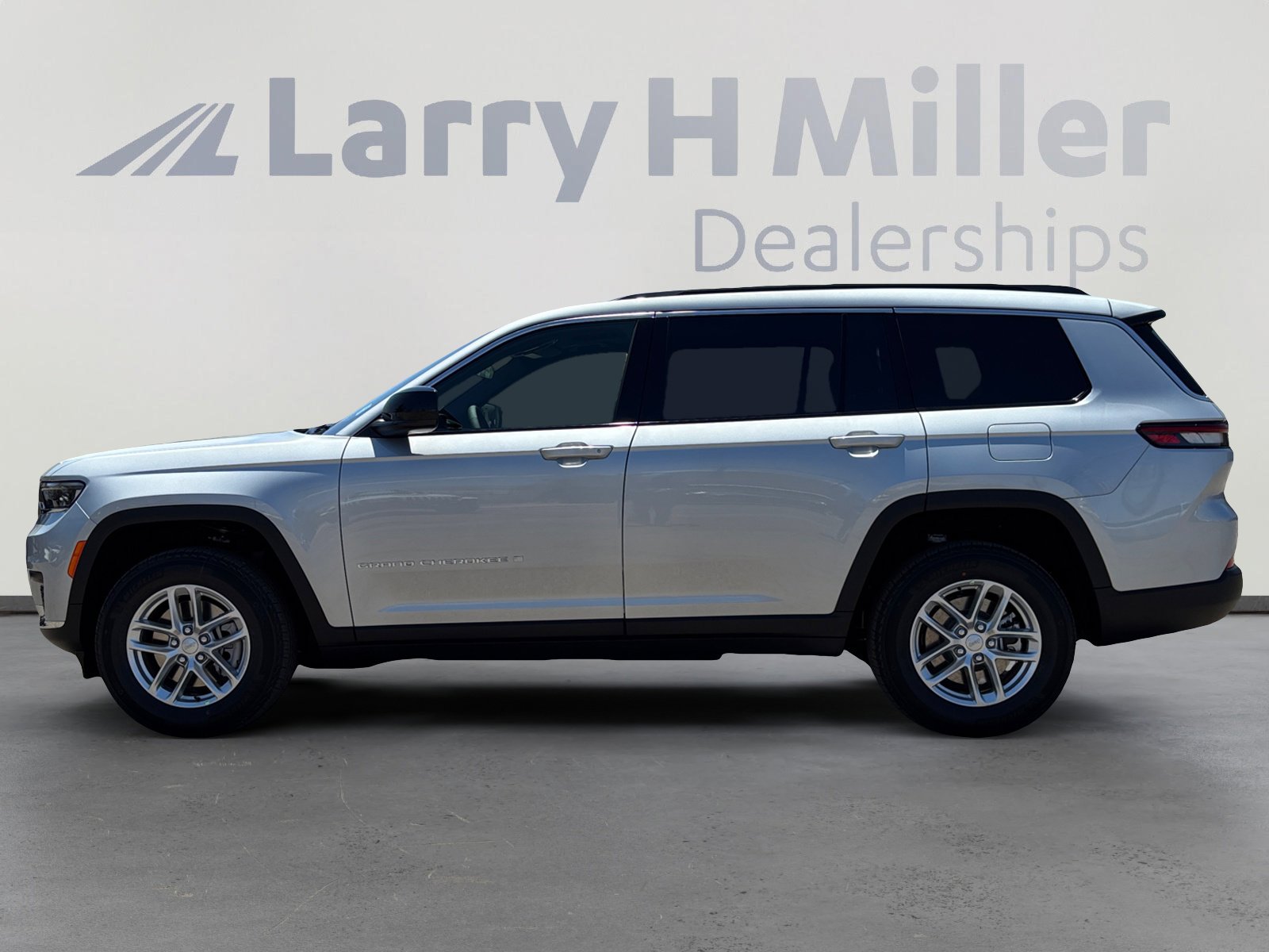 New 2025 Jeep Grand Cherokee L Laredo w/ Trailer Tow Package image 2