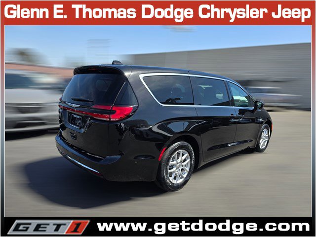 New 2025 Chrysler Pacifica Select FWD image 4