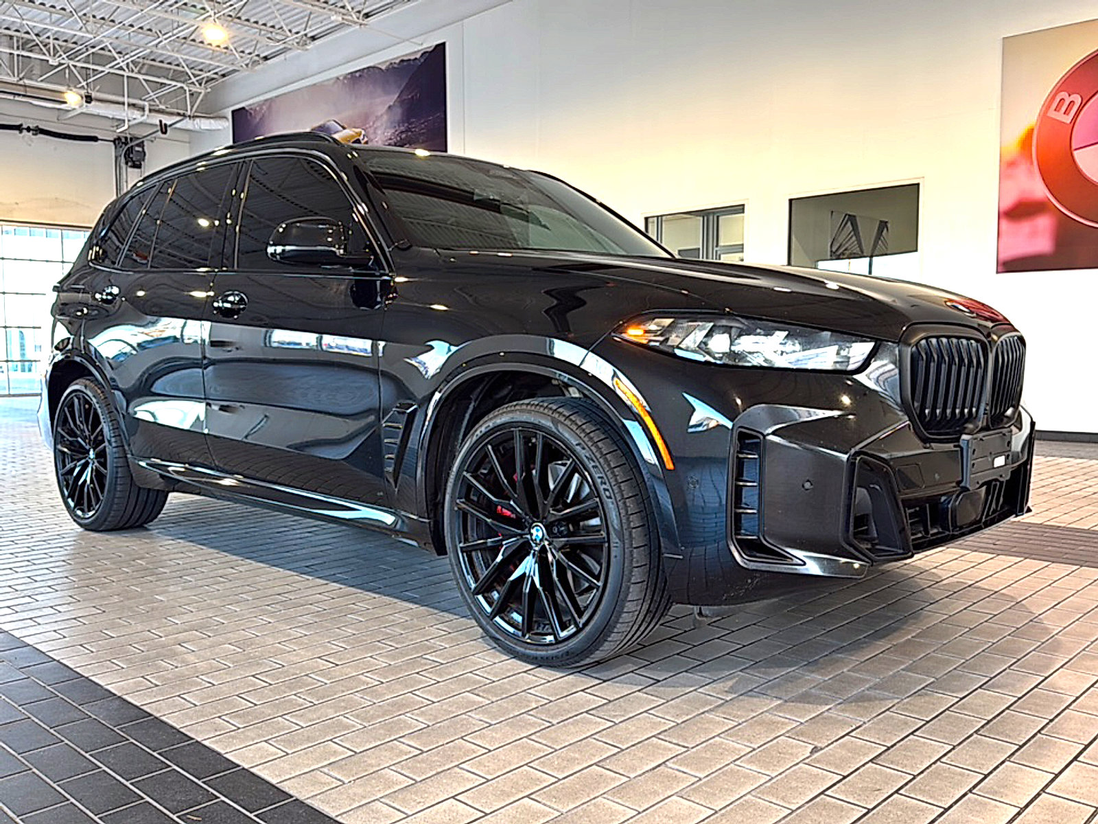 Used 2024 BMW X5 xDrive40i w/ M Sport Package image 3
