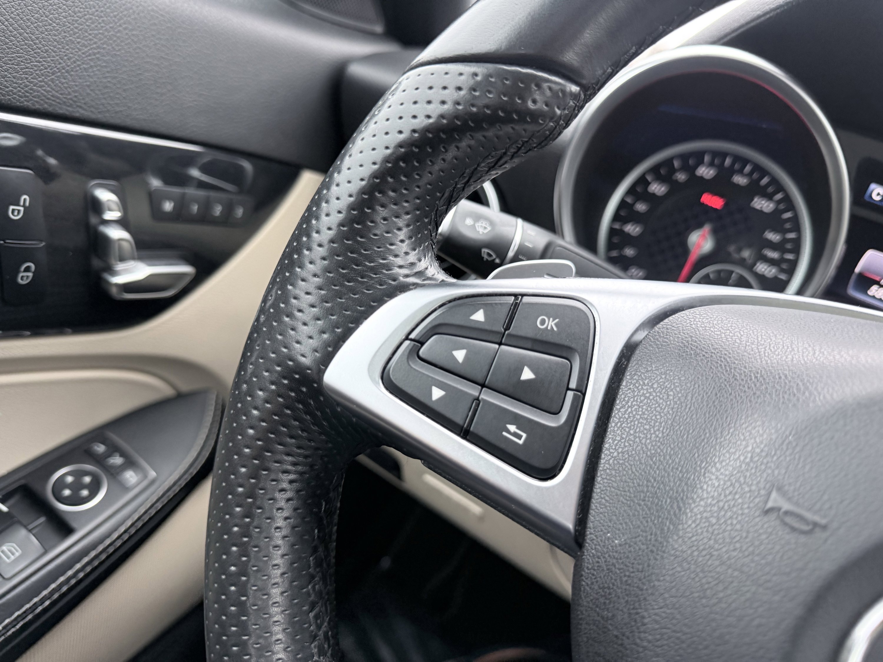 Used 2020 Mercedes-Benz SLC 300 w/ Premium Package image 46