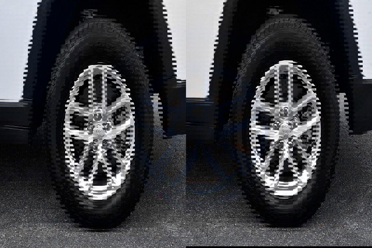 Used 2023 Jeep Grand Cherokee L Laredo image 13