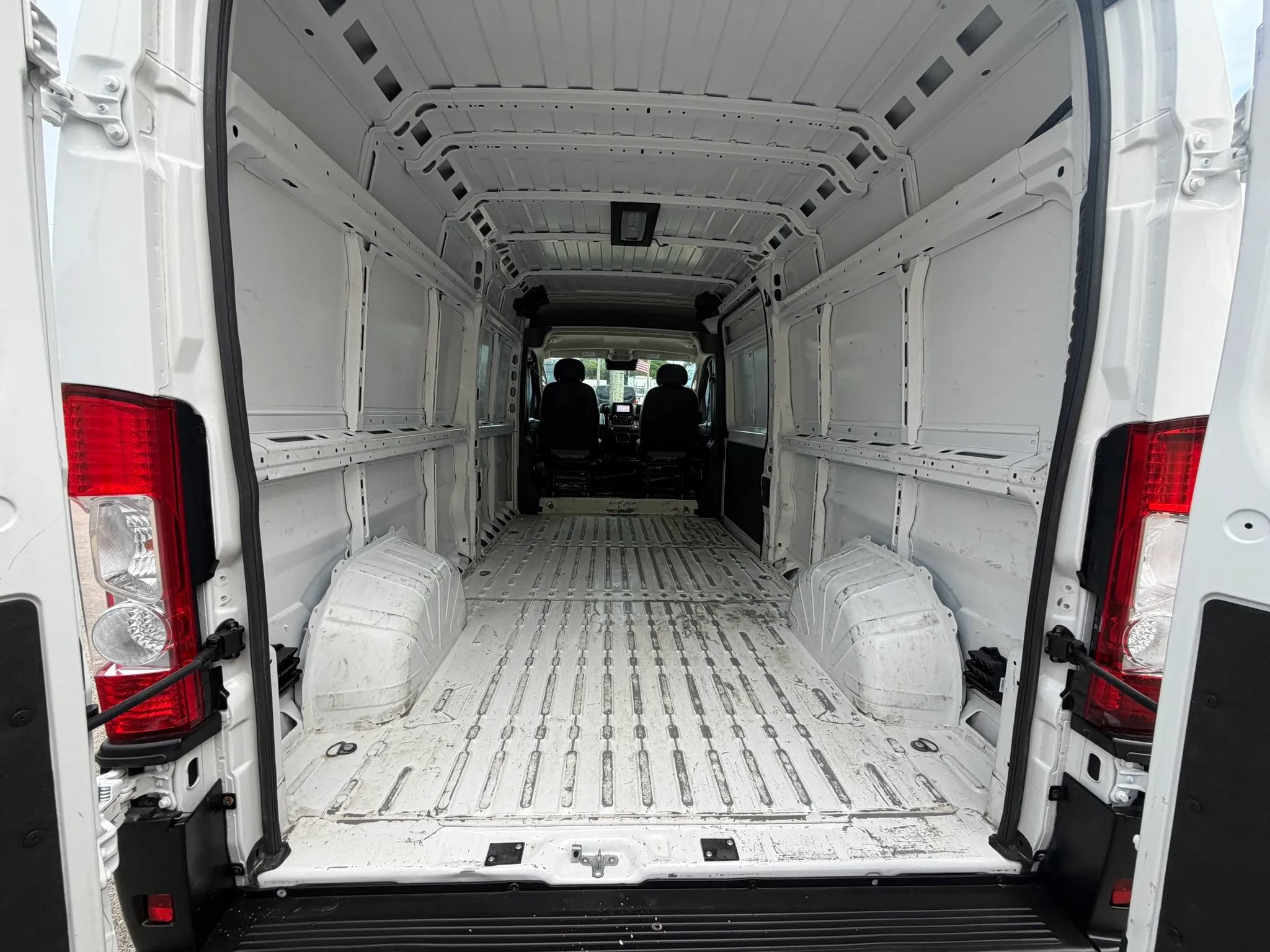 Used 2024 RAM ProMaster 2500 w/ Convenience Group FWD image 14