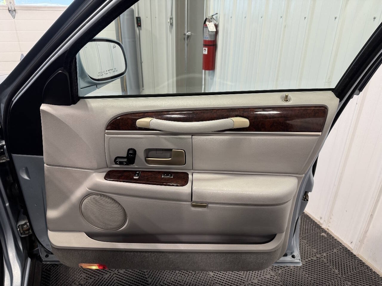 Used 2006 Lincoln Town Car Signature RWD image 17