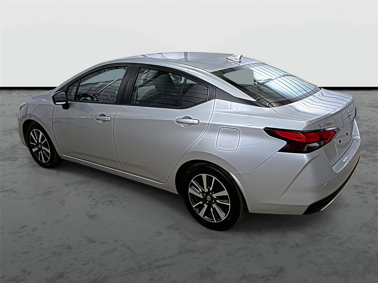 Used 2022 Nissan Versa SV image 2