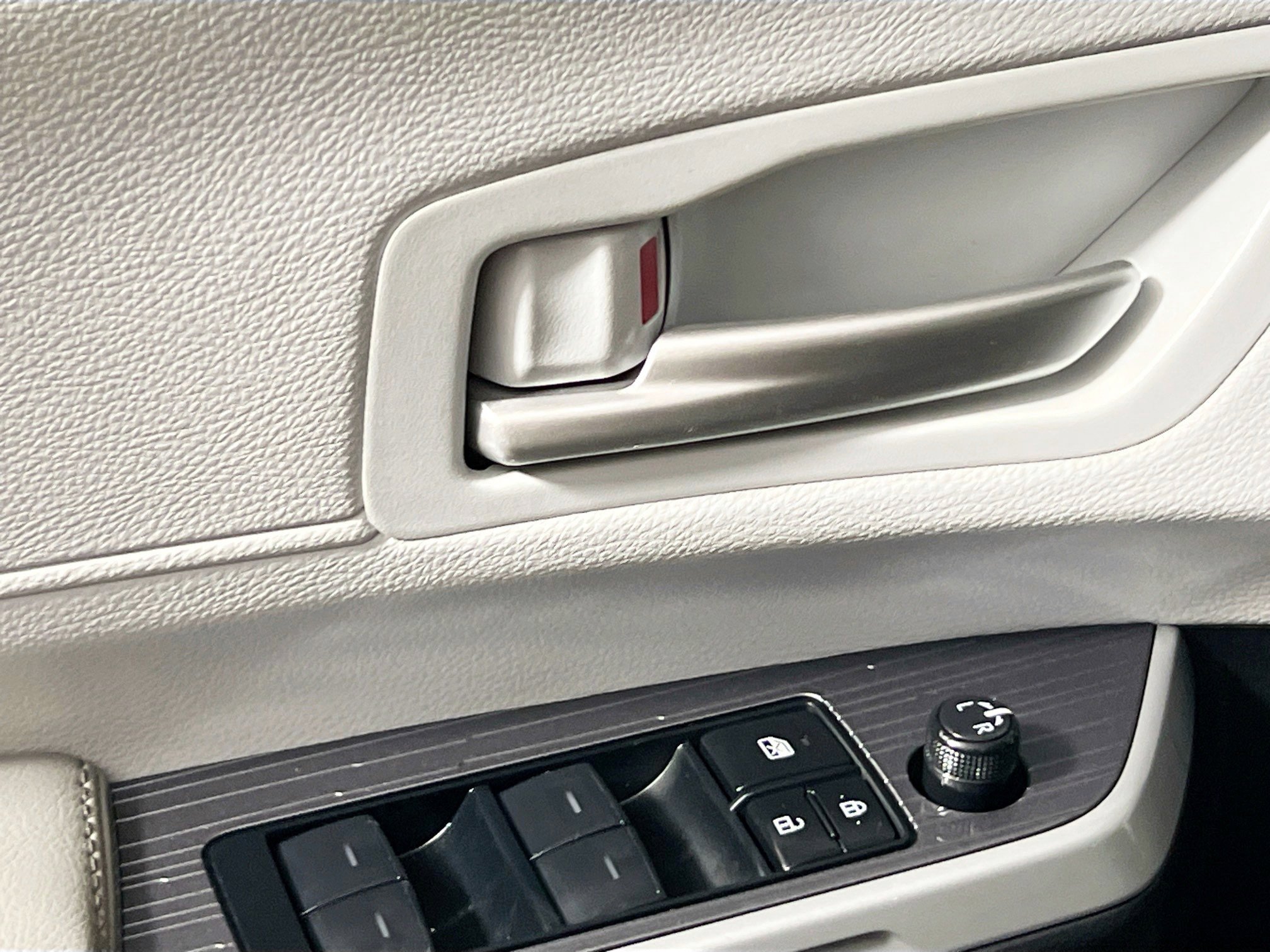 Used 2025 Toyota Sienna XLE FWD image 16