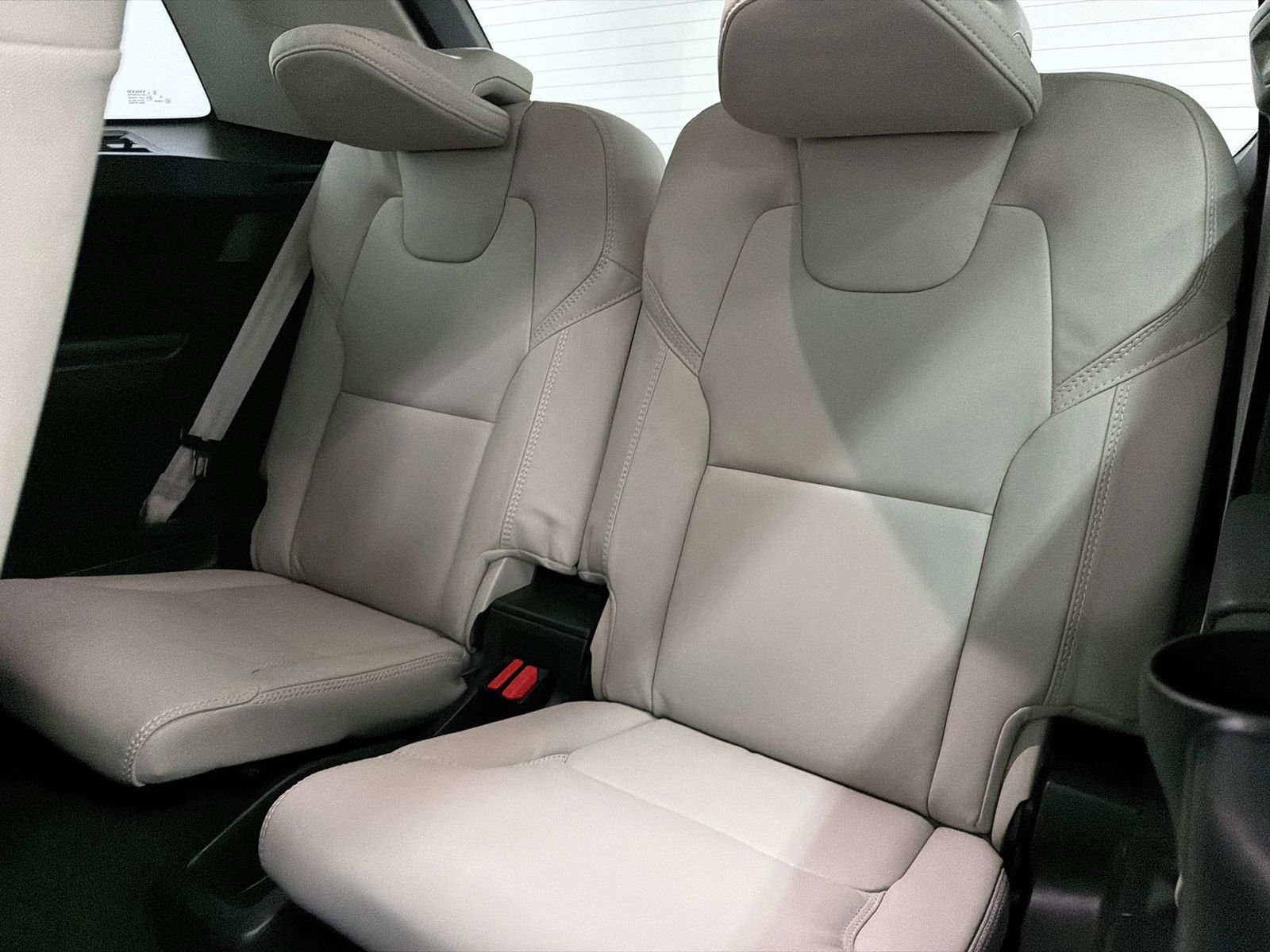 Used 2024 Volvo XC90 T8 Ultimate w/ Lounge Package image 17