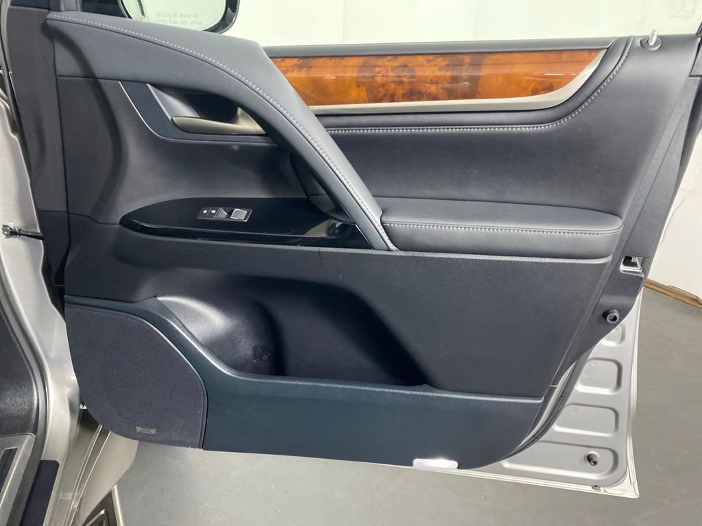 Used 2021 Lexus LX 570 4WD w/ Luxury Package image 32