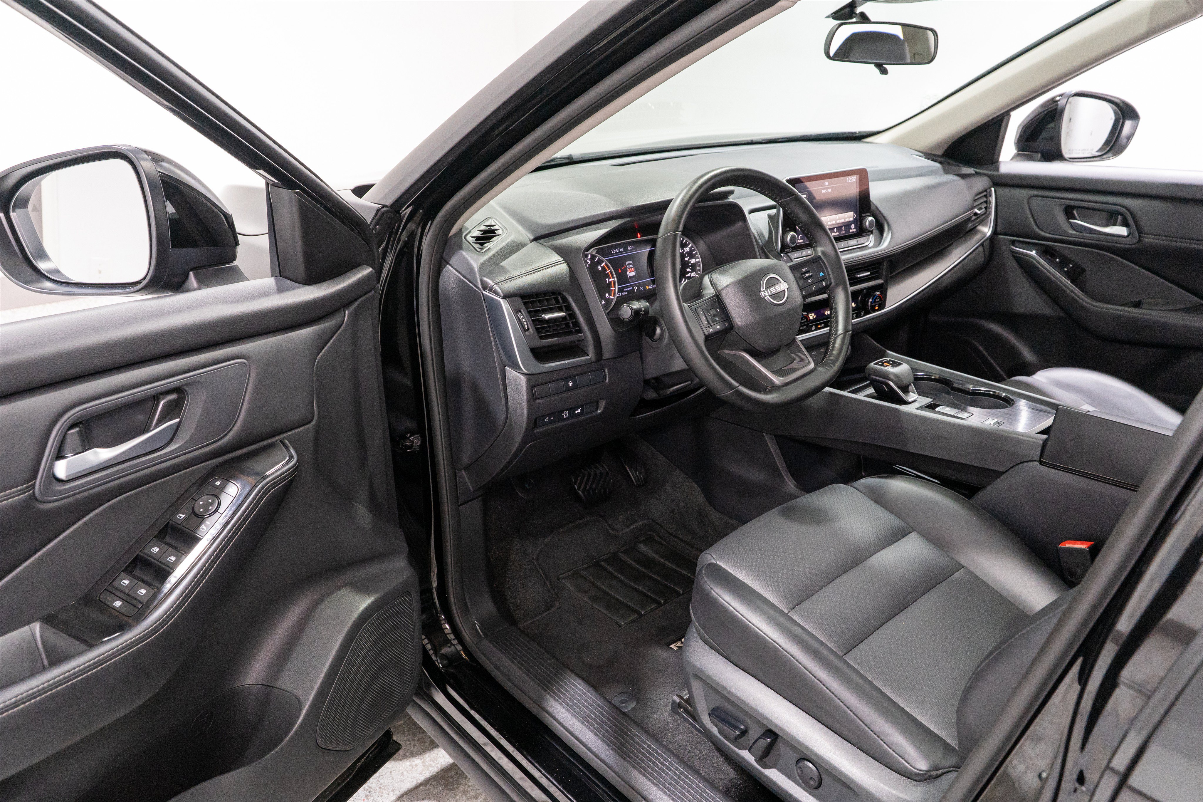 Used 2025 Nissan Rogue SV w/ SV Premium Package FWD image 12
